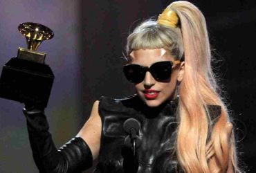 Lady Gaga schrieb weihnachten 2015 auf instagramsie hätte einen „weißen engel“ geschenkt bekommen. worum handelte es sich?