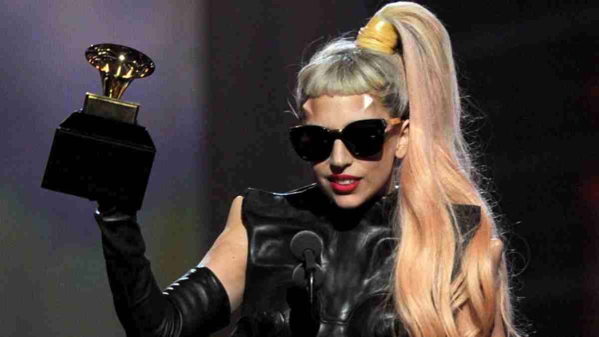 Lady Gaga schrieb weihnachten 2015 auf instagramsie hätte einen „weißen engel“ geschenkt bekommen. worum handelte es sich?