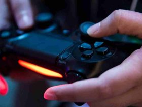 In welchem jahr ist die erste playstation-konsole in japan erschienen