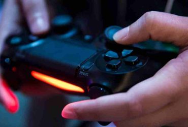 In welchem jahr ist die erste playstation-konsole in japan erschienen