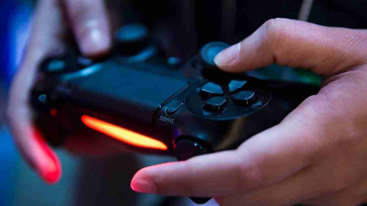 In welchem jahr ist die erste playstation-konsole in japan erschienen